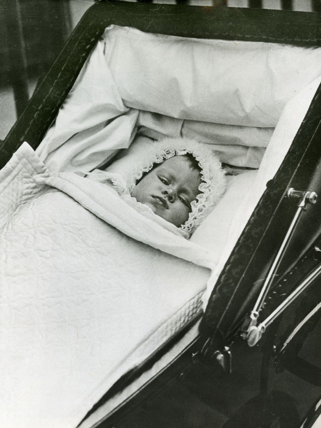 A baby Queen Elizabeth in a buggy