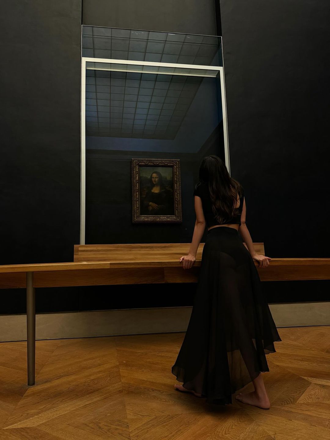 Kendall Jenner looking at the Mona Lisa