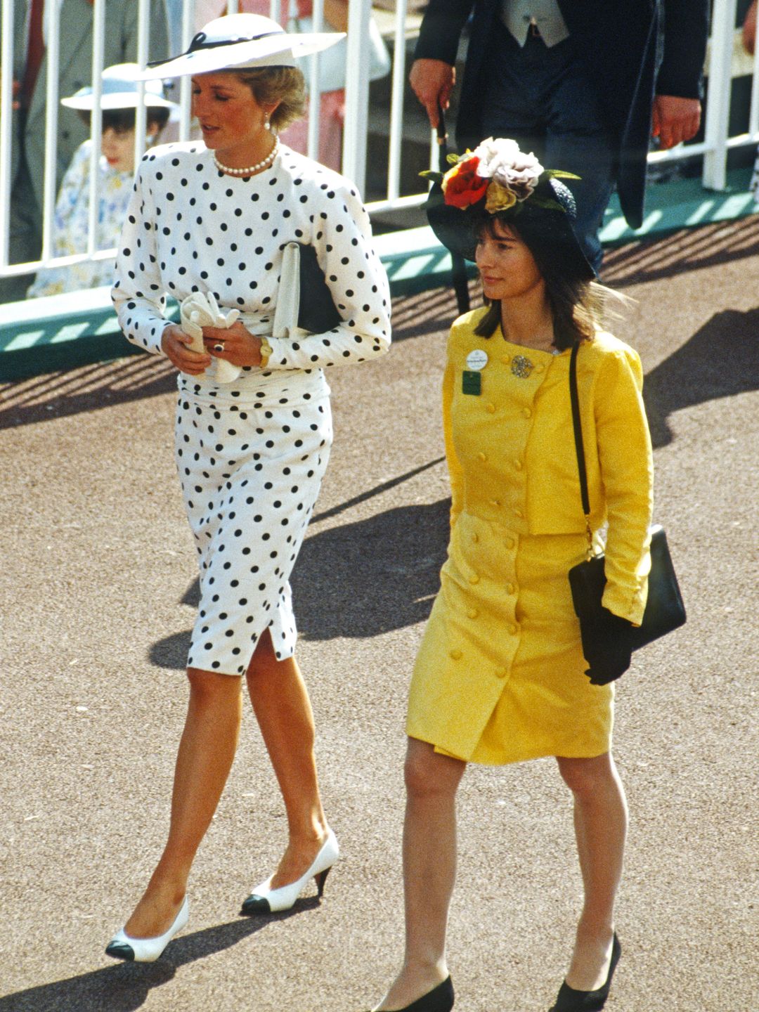 Diana, Putri Wales, mengenakan gaun putih dengan polkadot hitam rancangan Victor Edelstein dan topi serasi rancangan Frederick Fox, menghadiri Royal Ascot pada 15 Juni 1988 di Ascot, Inggris. 