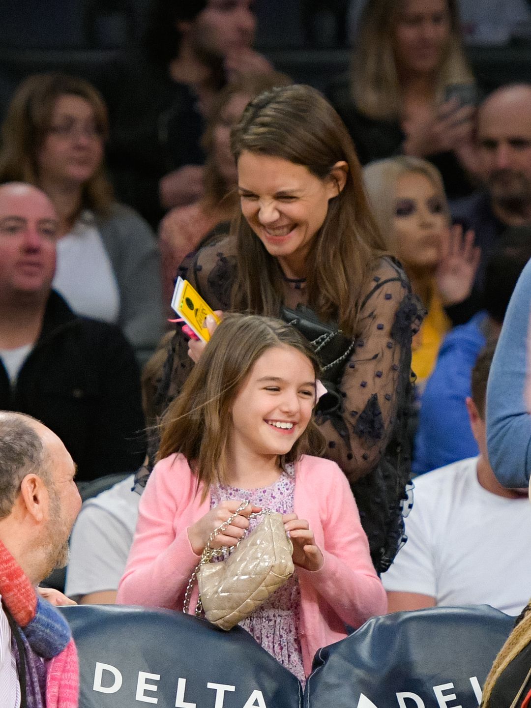 Suri Cruise (à droite) et Katie Holmes assistent à un match de basket entre les Detroit Pistons et les Los Angeles Lakers au Staples Center le 15 janvier 2017 à Los Angeles, Californie.