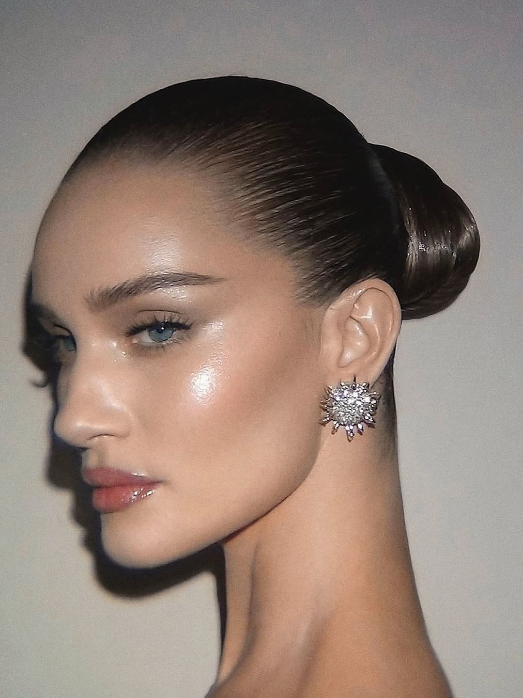 Rosie Huntington-Whiteley’s pearlescent Paris Fashion Week glam is simply to die for