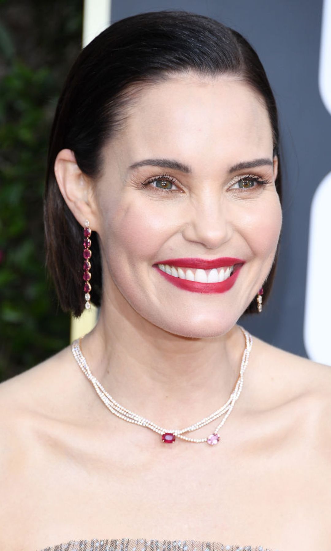leslie bibb slicked back bob at golden globe awards 2020
