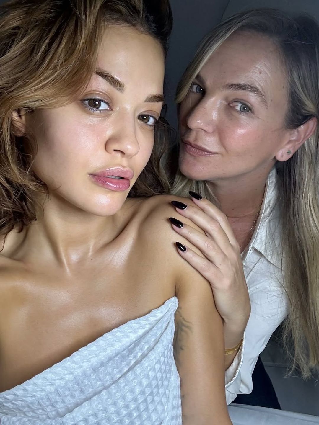 Rita stuns in selfie with facialist Keren Bartov