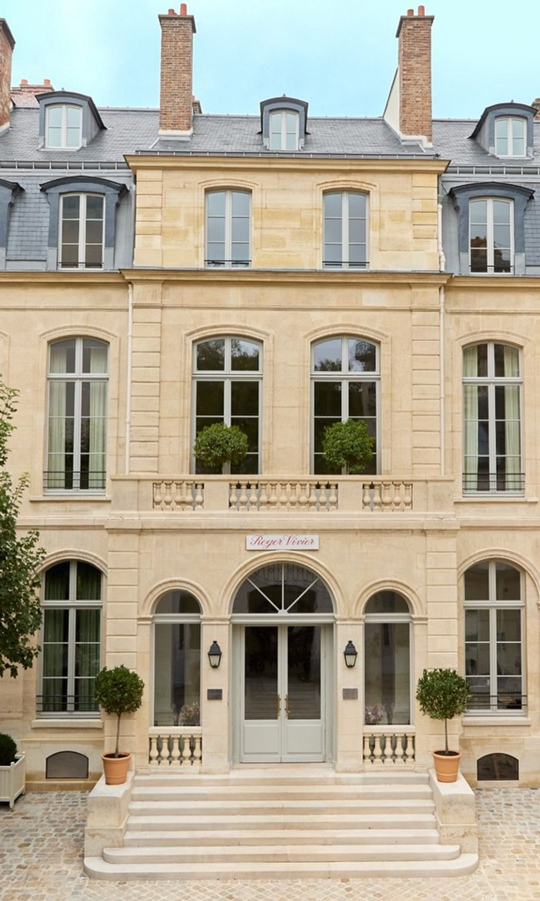Roger Vivier opens “Maison Vivier”, its new headquarters in Paris