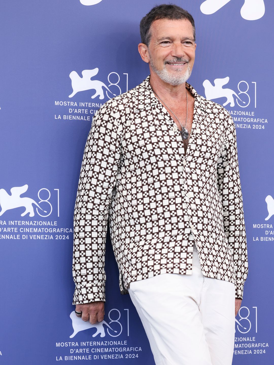 Antonio Banderas in a shirt and white trousers