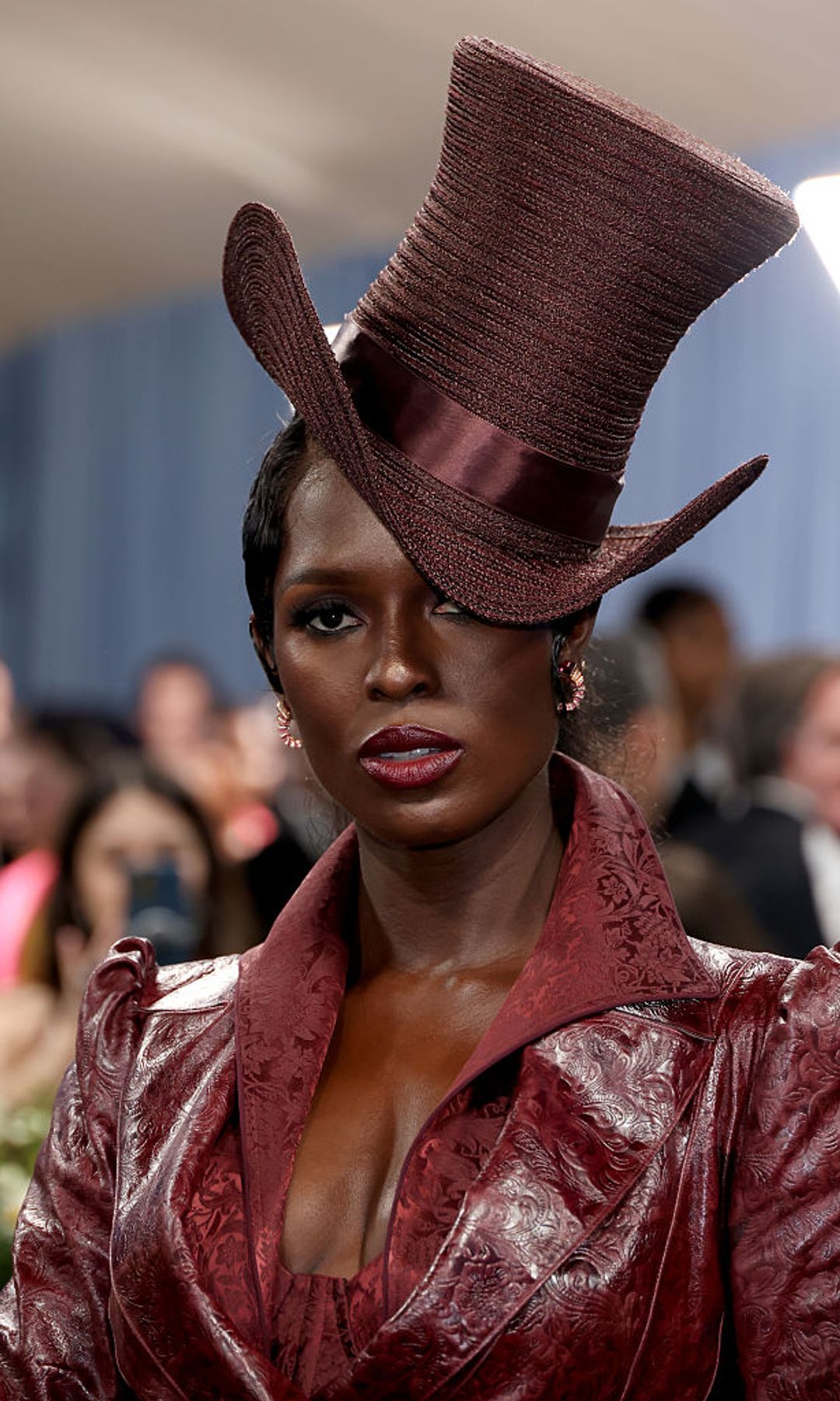 Jodie Turner-Smith red hat met gala