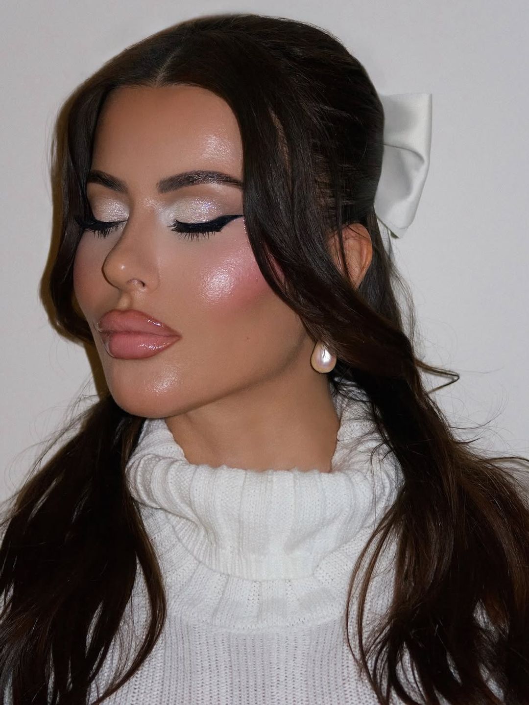 Beauty content creator, Amara Reyes, perfectly shows off the winter makeup trend