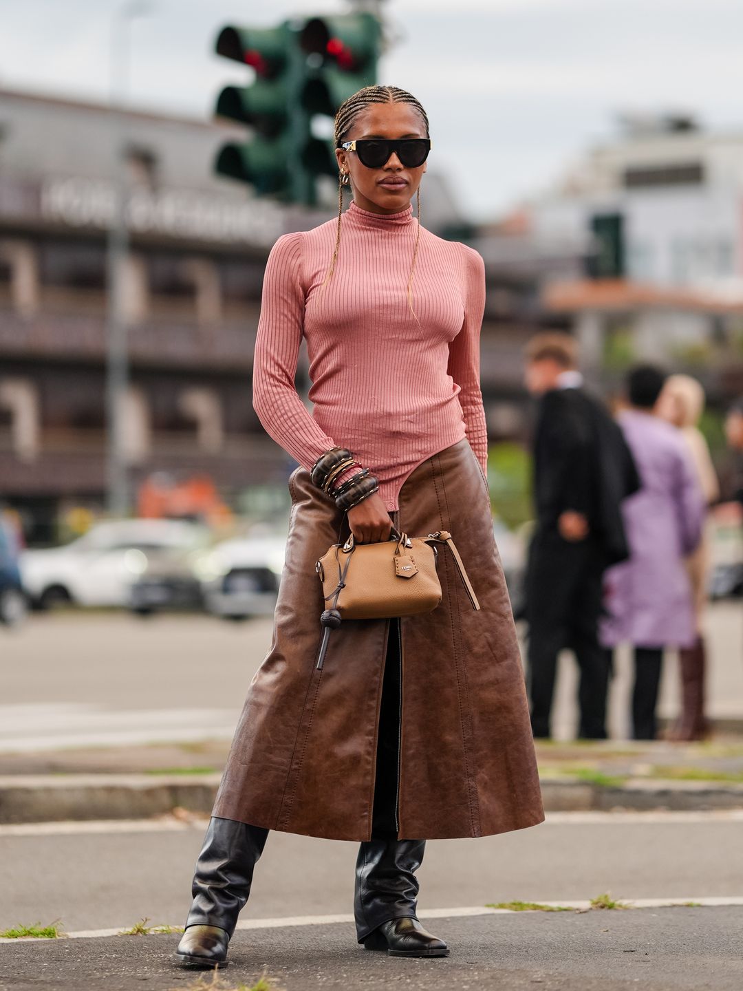 Salmon pink and chocolate brown make a perfect pairing for the Fendi show. 