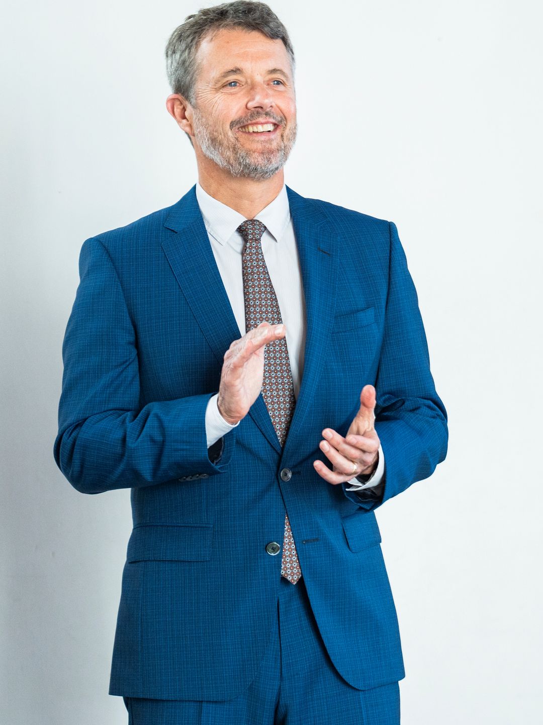 Full body picture of King Frederik in blue suit