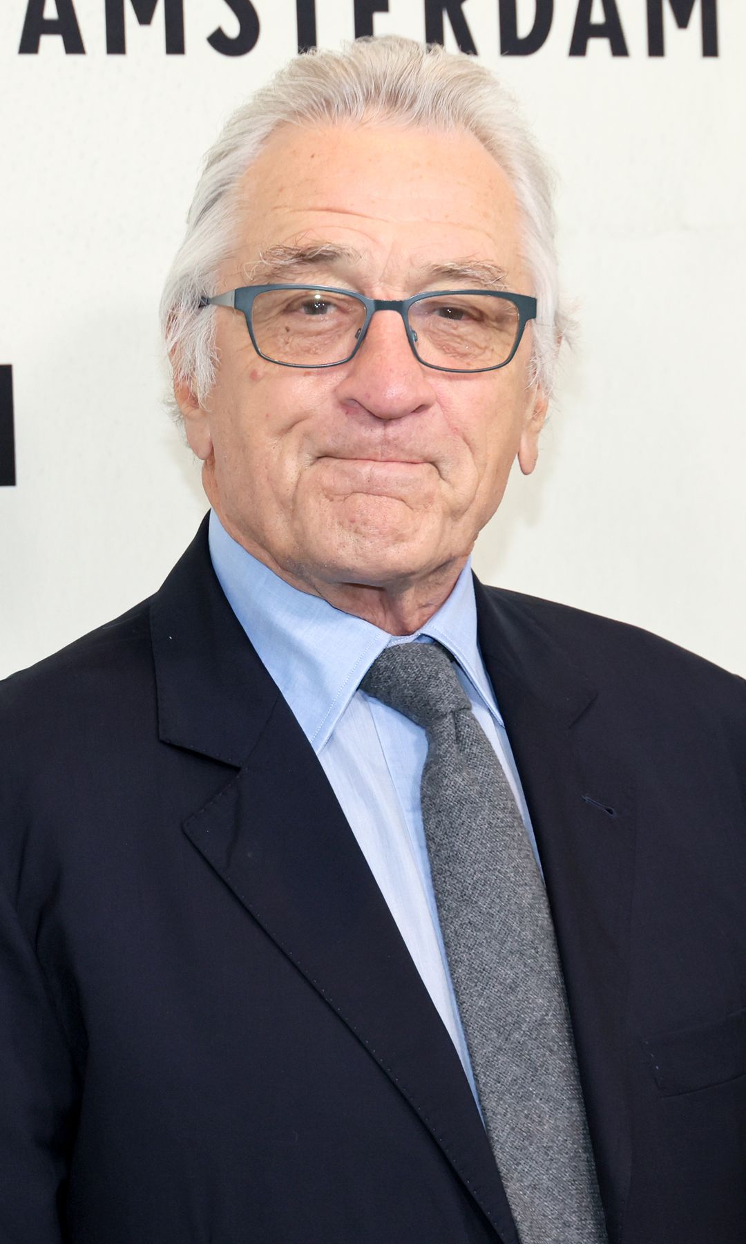 10 parents de célébrités qui soutiennent fièrement leurs enfants transgenres de Cher à Robert de Niro 2 Robert de Niro dans un costume et une cravate debout dans White Board lors de la première de films en regardant les photographes