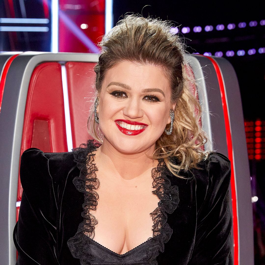 The Voice Star Kelly Clarkson Causes A Stir In Zip Up Mini Dress