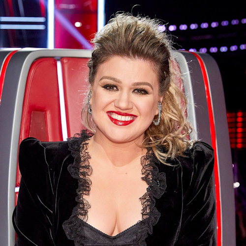 Kelly Clarkson displays slimmed-down physique in sultry tight dress in ...