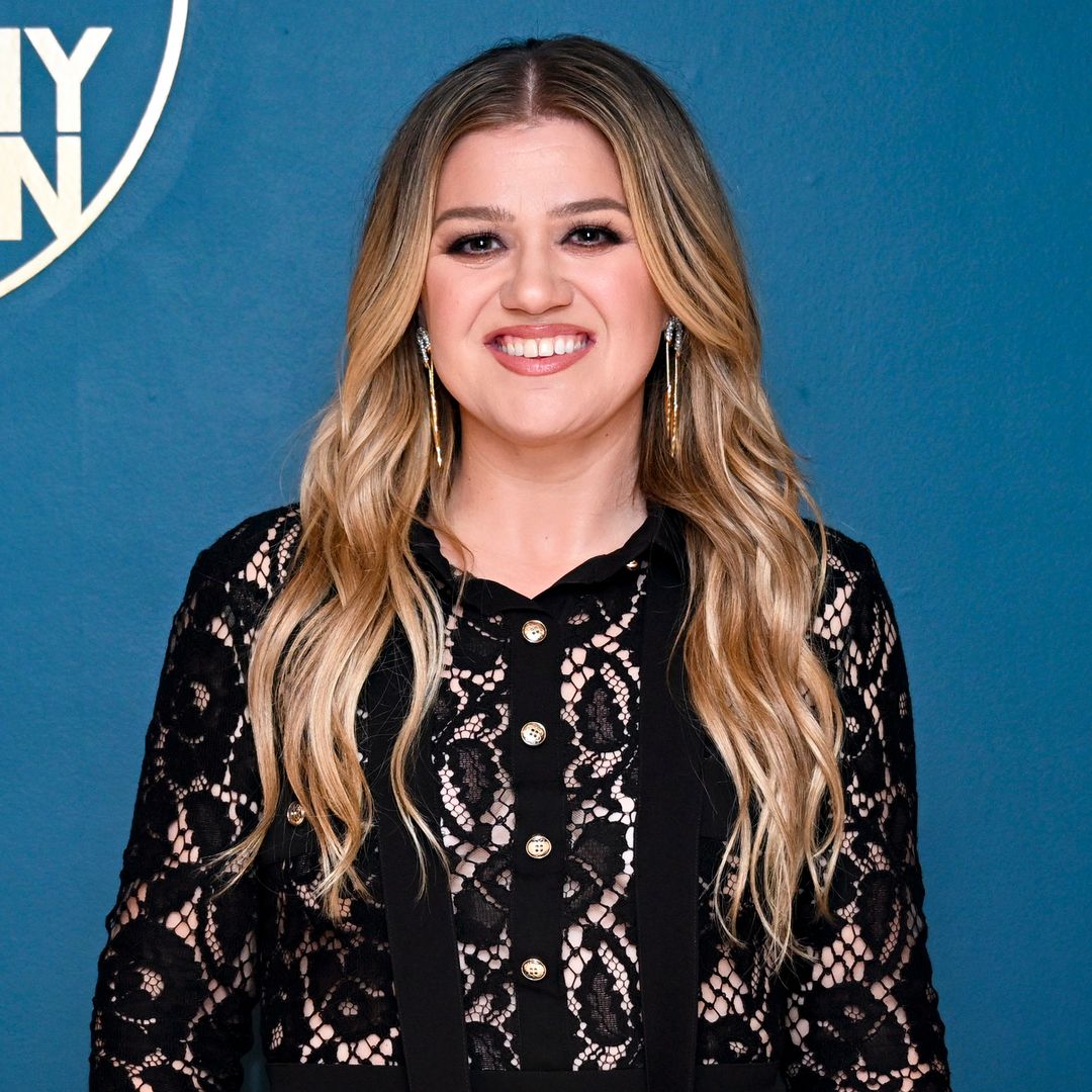 Kelly Clarkson wows fans as she showcases slim physique in red hot dress