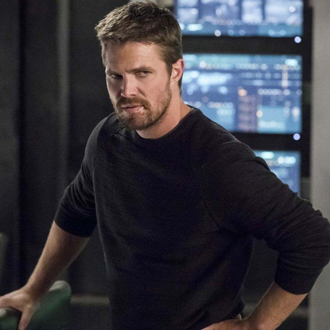 Arrow star Stephen Amell finally breaks silence over being removed from flight 