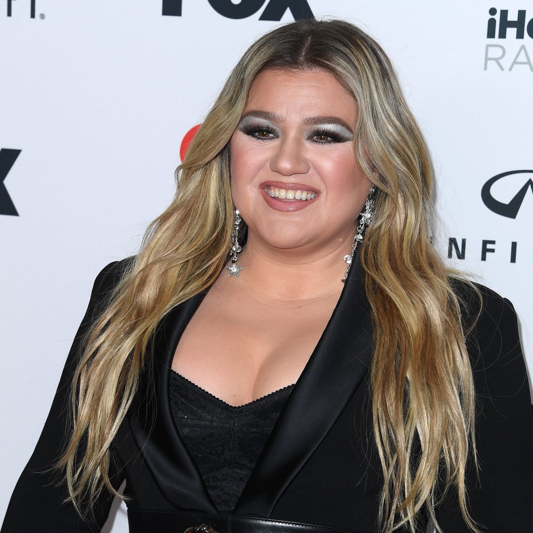 Kelly Clarkson goes hell for leather in edgy biker babe outfit