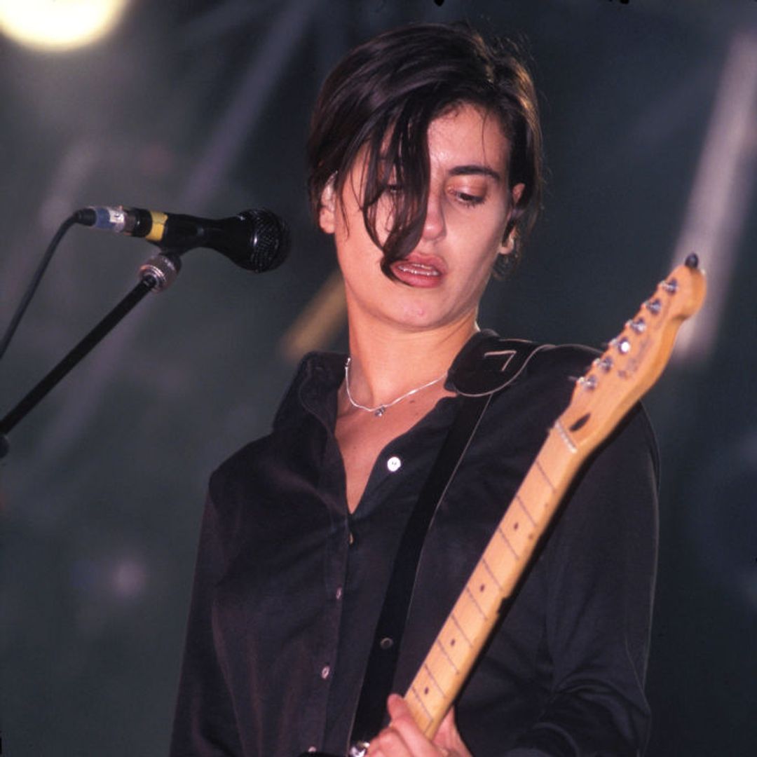  Justine FRISCHMANN playing the guitar on stage 