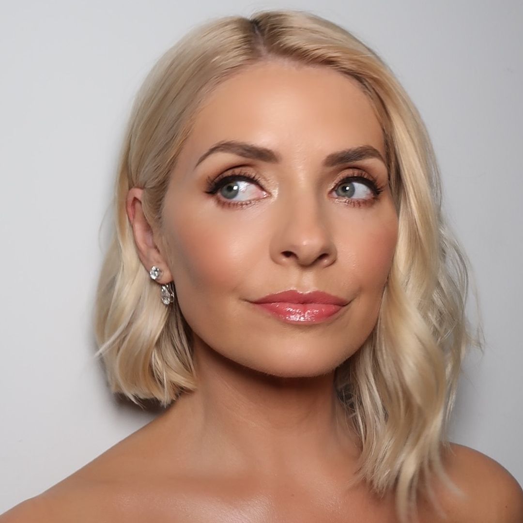 Holly Willoughby is seriously 'unbelievable' in figure-sculpting dress ...