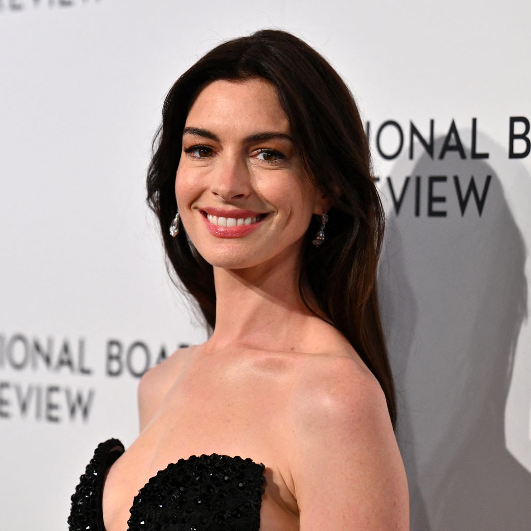 Anne Hathaway's edgy courtside look is so unexpected