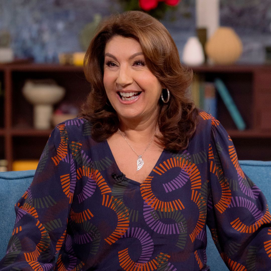 Loose Women's Jane McDonald is such a beach babe as she wows with striking new look
