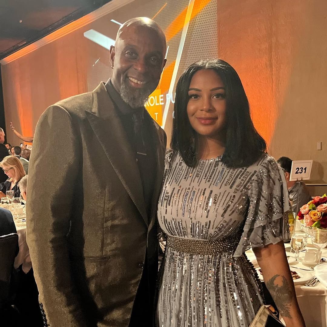 Jerry Rice pose pour une photo avec sa fille Jaqui Rice Gold lors d'un gala, partagé sur Instagram