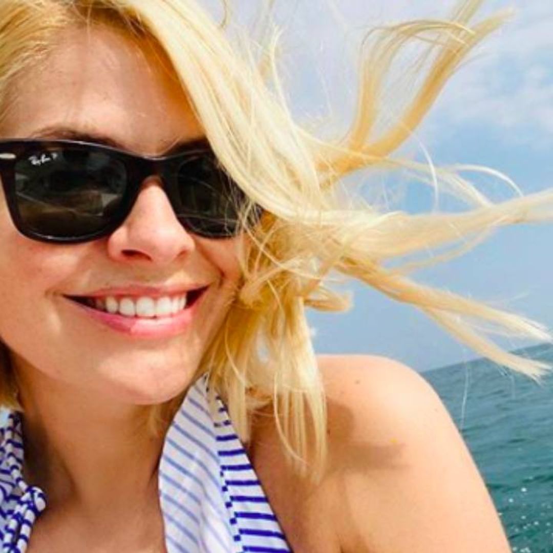 Holly Willoughby shows off incredible diamond necklace to fans