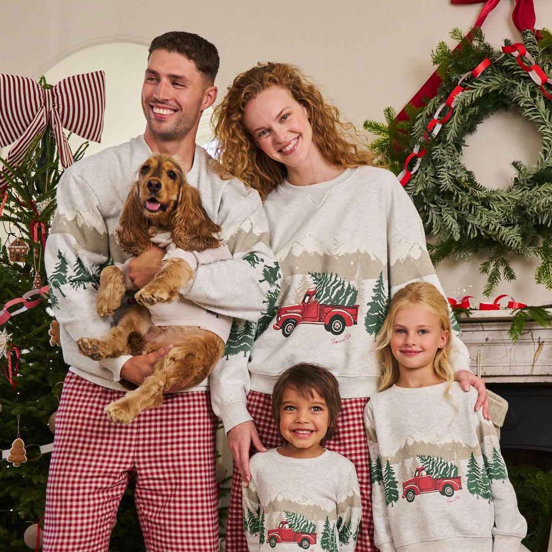 The best matching Christmas pajamas for the whole family - including the dog