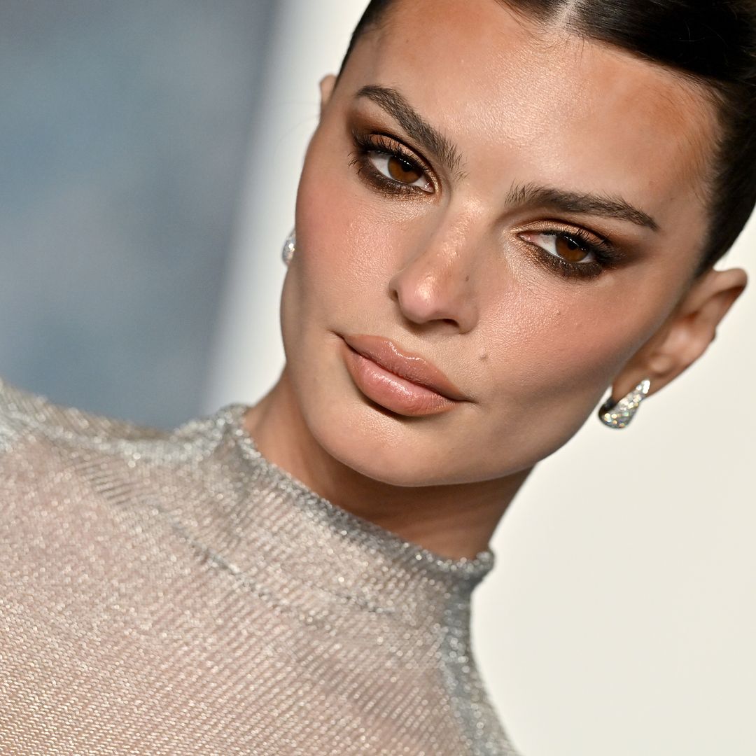 Emily Ratajkowski just showed off the ultimate styling hack for spring