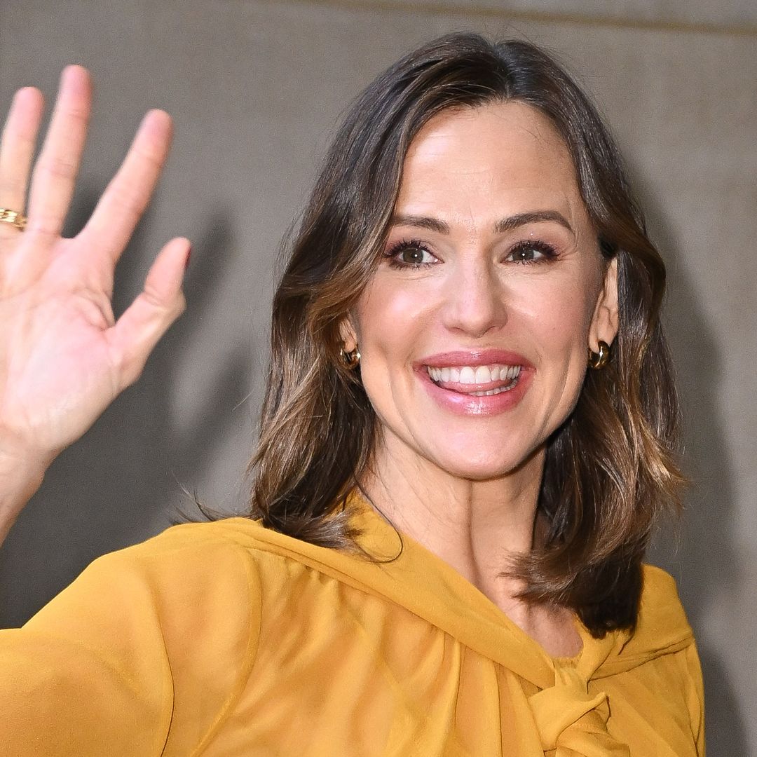 Jennifer Garner shares unseen family photos amid emotional funeral for her father