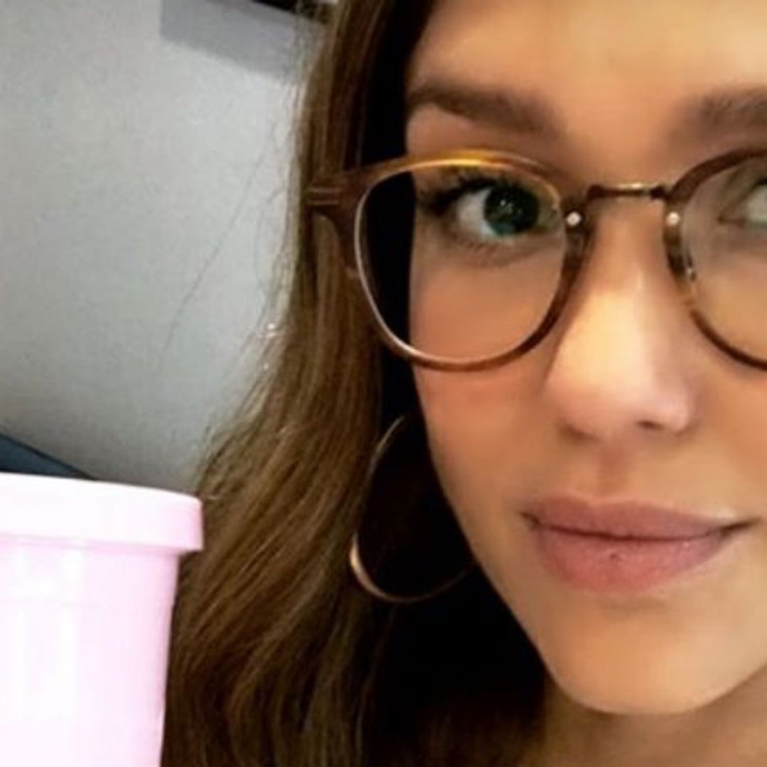 Pregnant Jessica Alba embraces her natural beauty in new selfie