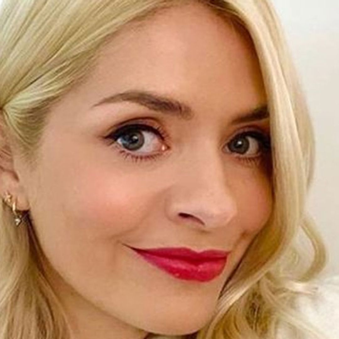 Holly Willoughby's pleated leather skirt divides This Morning fans