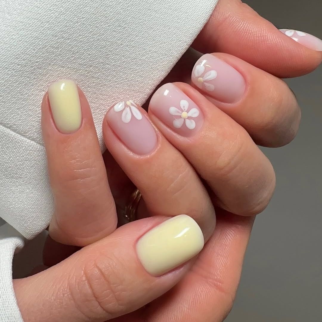 Flower design for short nails 