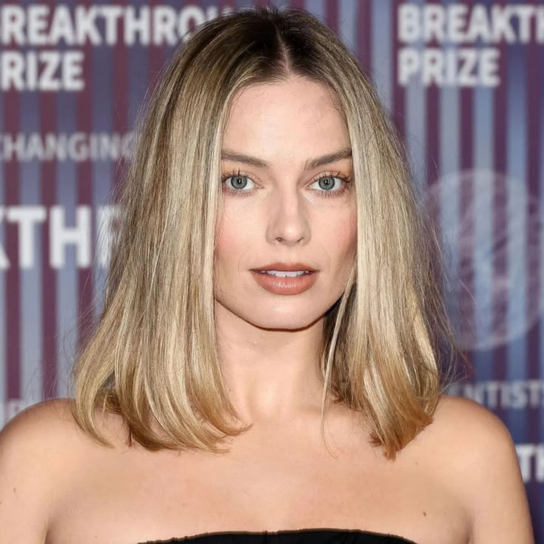 margot robbie with blonde lob 