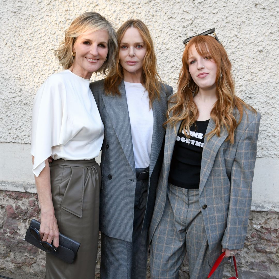 Helen Hunt, Stella McCartney et Makena Lei assistent au spectacle Stella McCartney WI26 au Grand Manège Jean Caucanas le 4 mars 2026 à Paris, France.