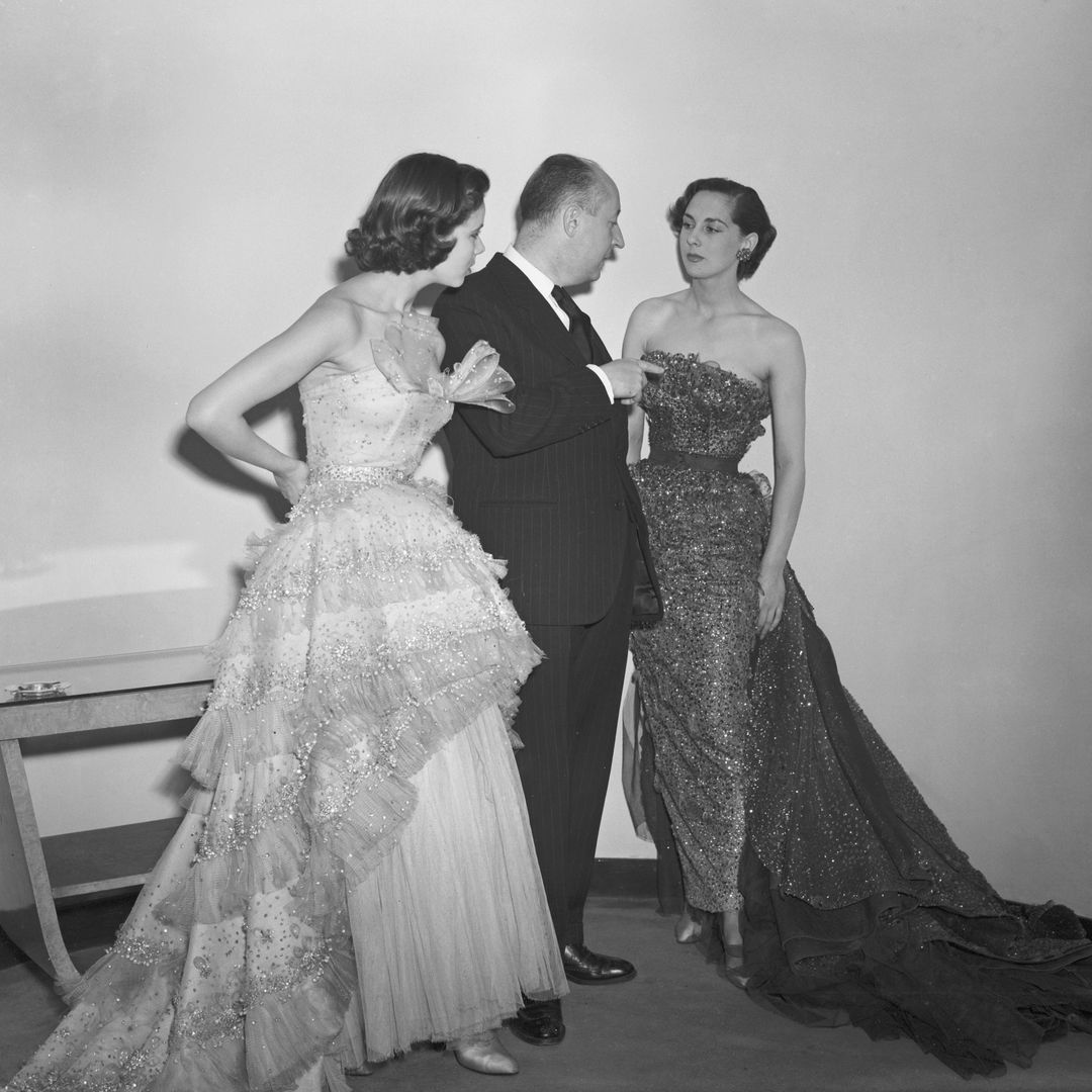  Christian Dior with 2 models at the Savoy Hotel in 1950. 
