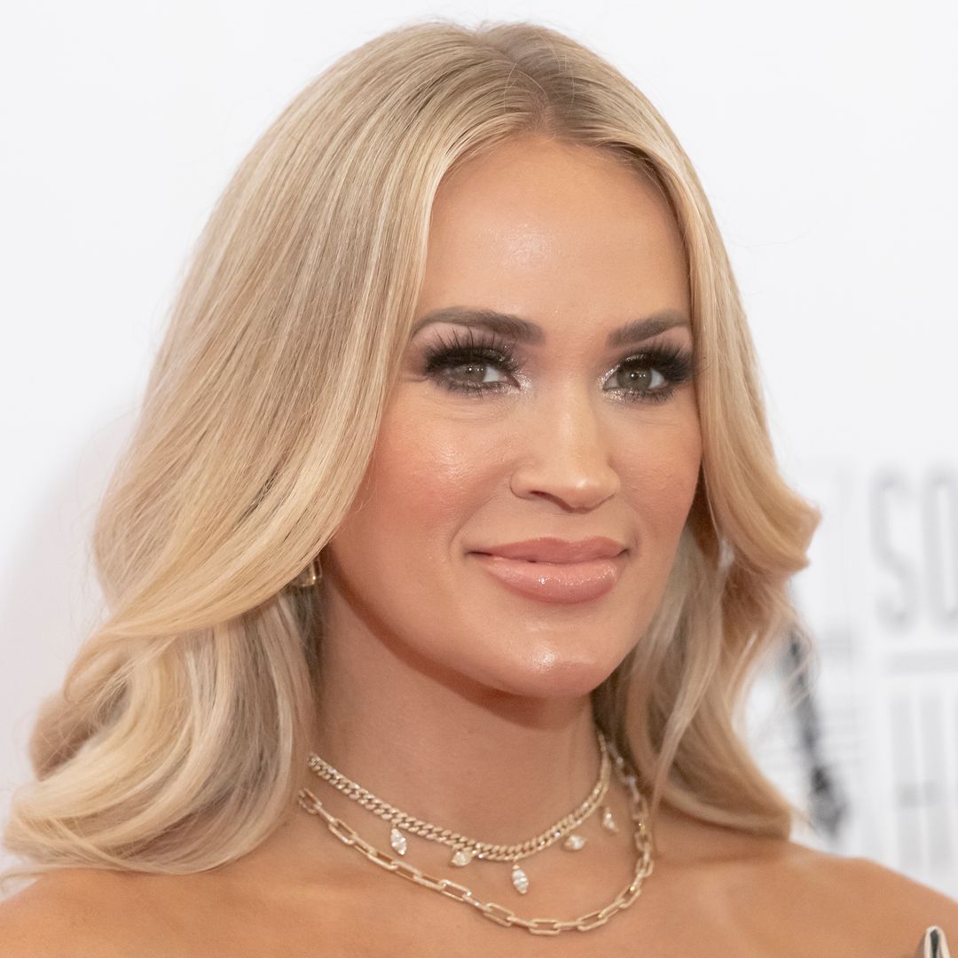 Carrie Underwood Emphasizes Tiny Waist In Bikini Selfie During Waterside Day Out See