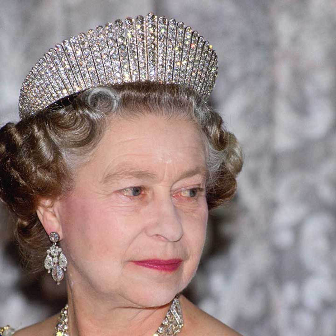 Which jewels were the Queen buried in?