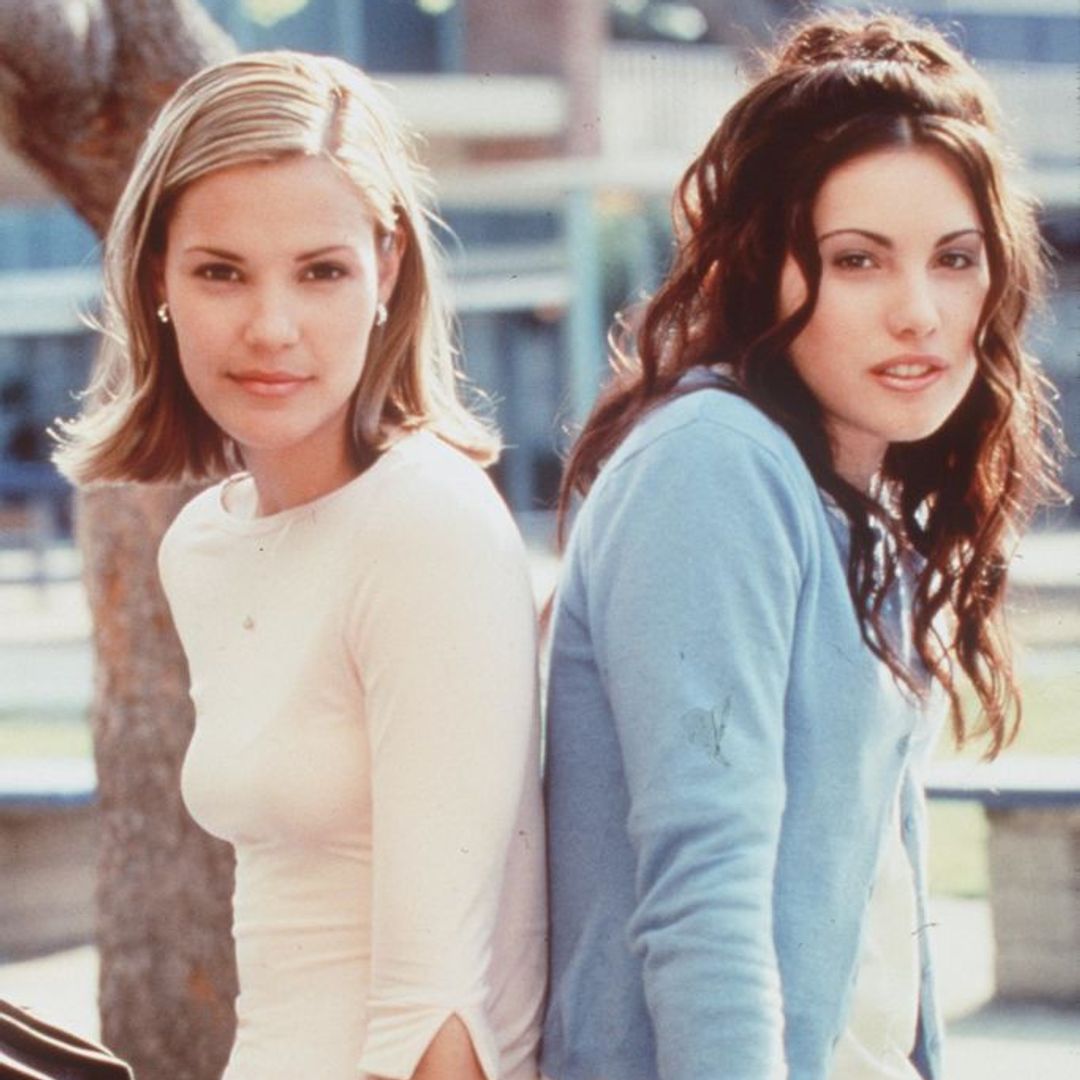 Leslie Bibb and Carly Pope pose in 1999