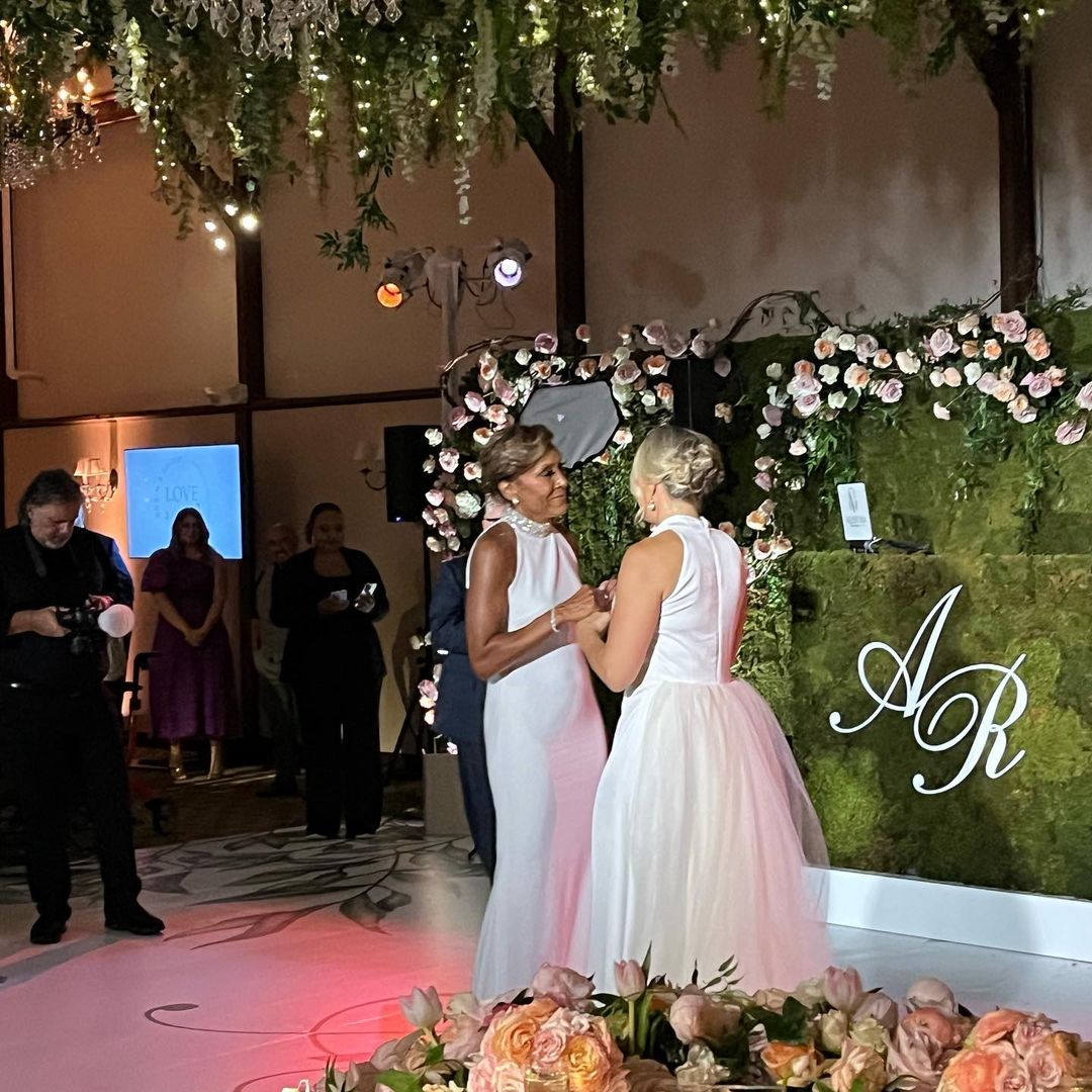 Robin Roberts looks phenomenal in lace as she reveals subtle second wedding dress change