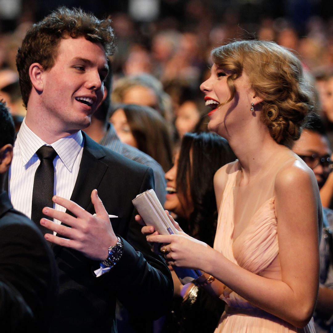 Austin Swift sat laughing with Taylor at an awards ceremony