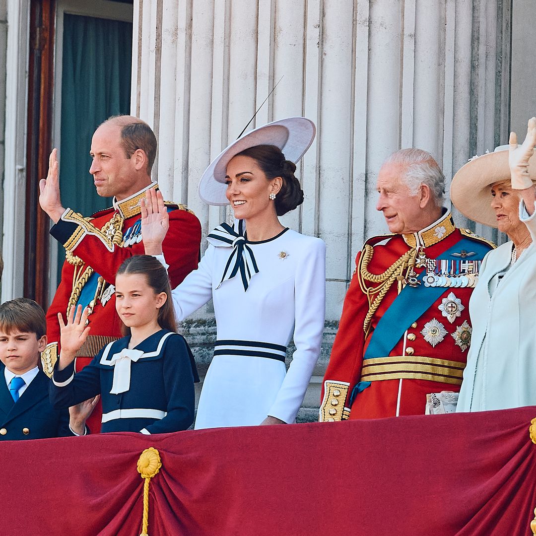 The everyday item hidden on the palace balcony during royal family appearances