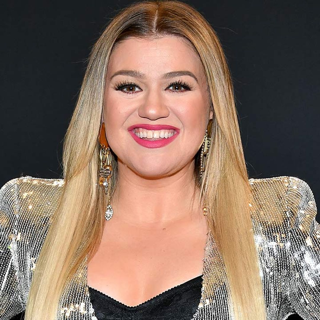 Kelly Clarkson wows in sparkling dress for milestone anniversary