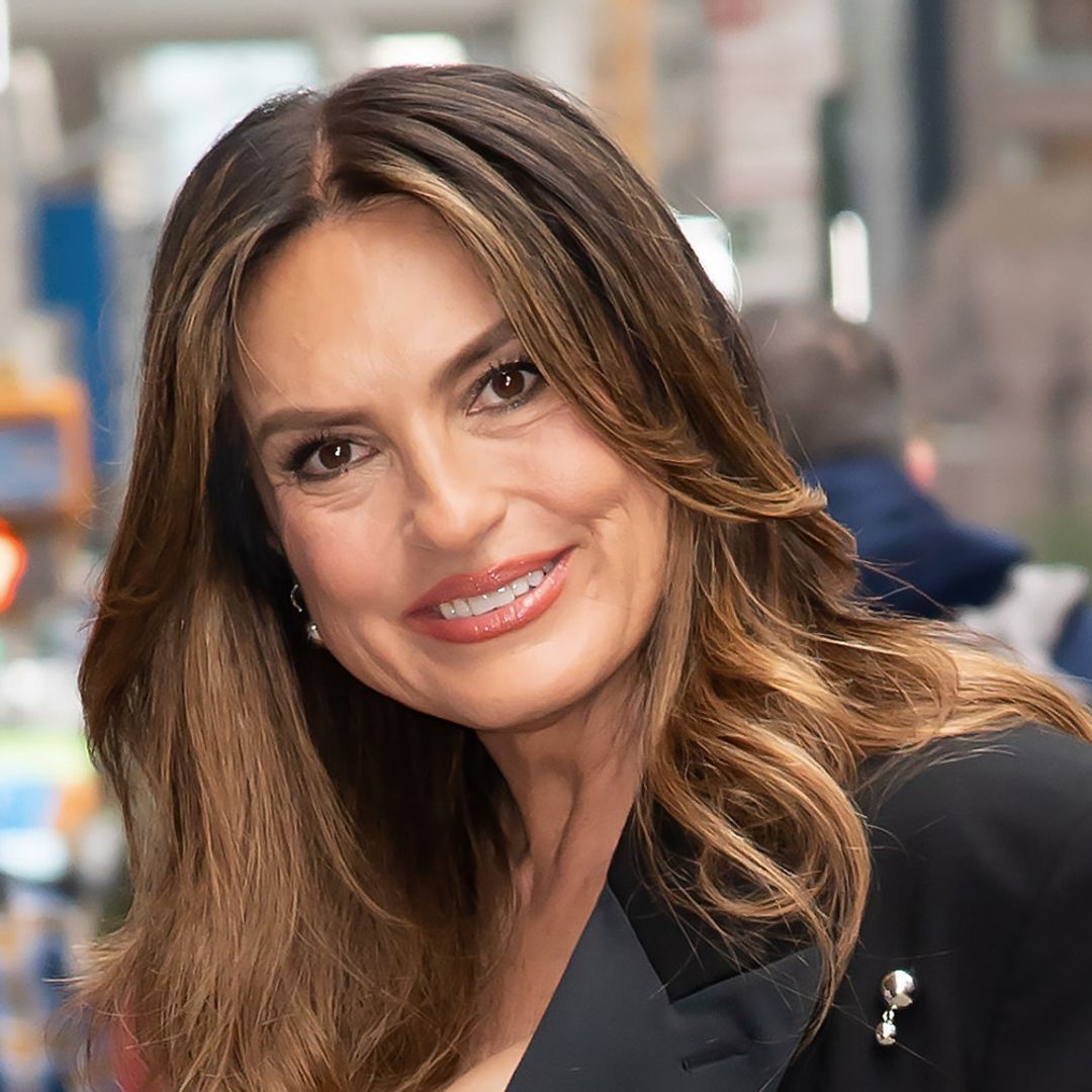 Mariska Hargitay rocks bright blue swimsuit for lush pool day