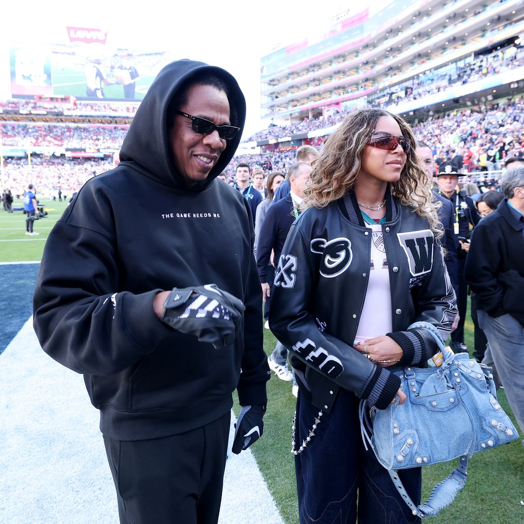 Jay-Z et sa fille Blue Ivy Carter avant le début du Super Bowl LX entre les Seahawks de Seattle et les Patriots de la Nouvelle-Angleterre au Levi's Stadium le 8 février 2026 à Santa Clara, en Californie.
