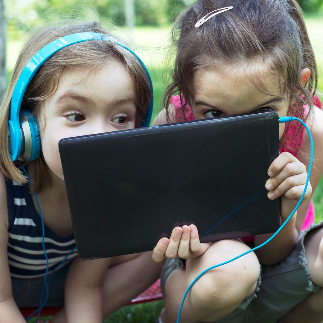 8 ways to manage your kids' summer screen time
