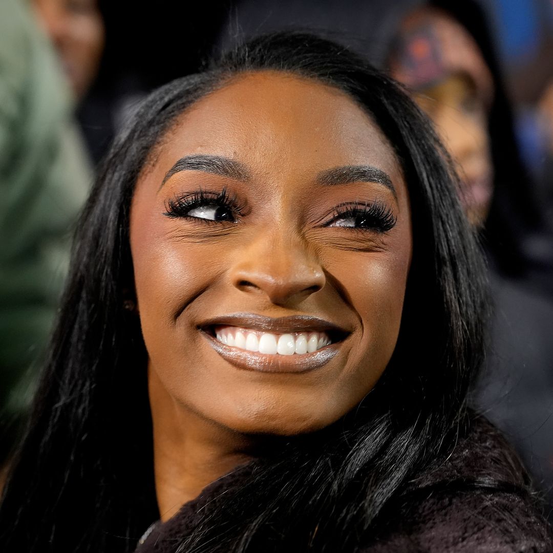Simone Biles debuts sun-kissed hair at Jonathan Owens' latest game