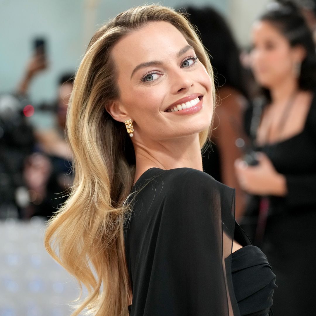 Margot Robbie is unrecognizable in teen throwback - and you should see her hair
