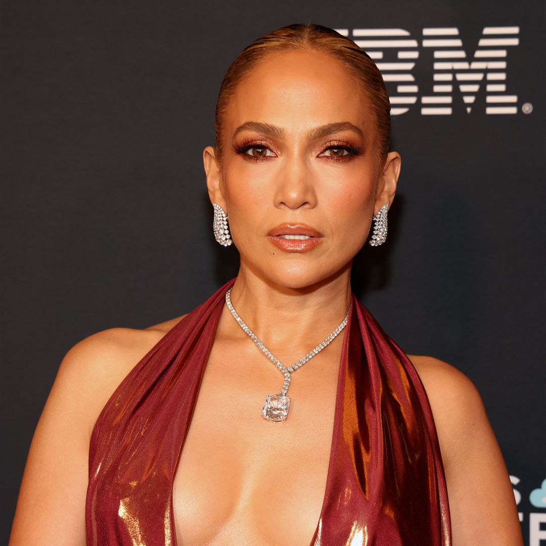 Jennifer Lopez poses with 2 rarely-seen sisters at mother's 80th birthday party