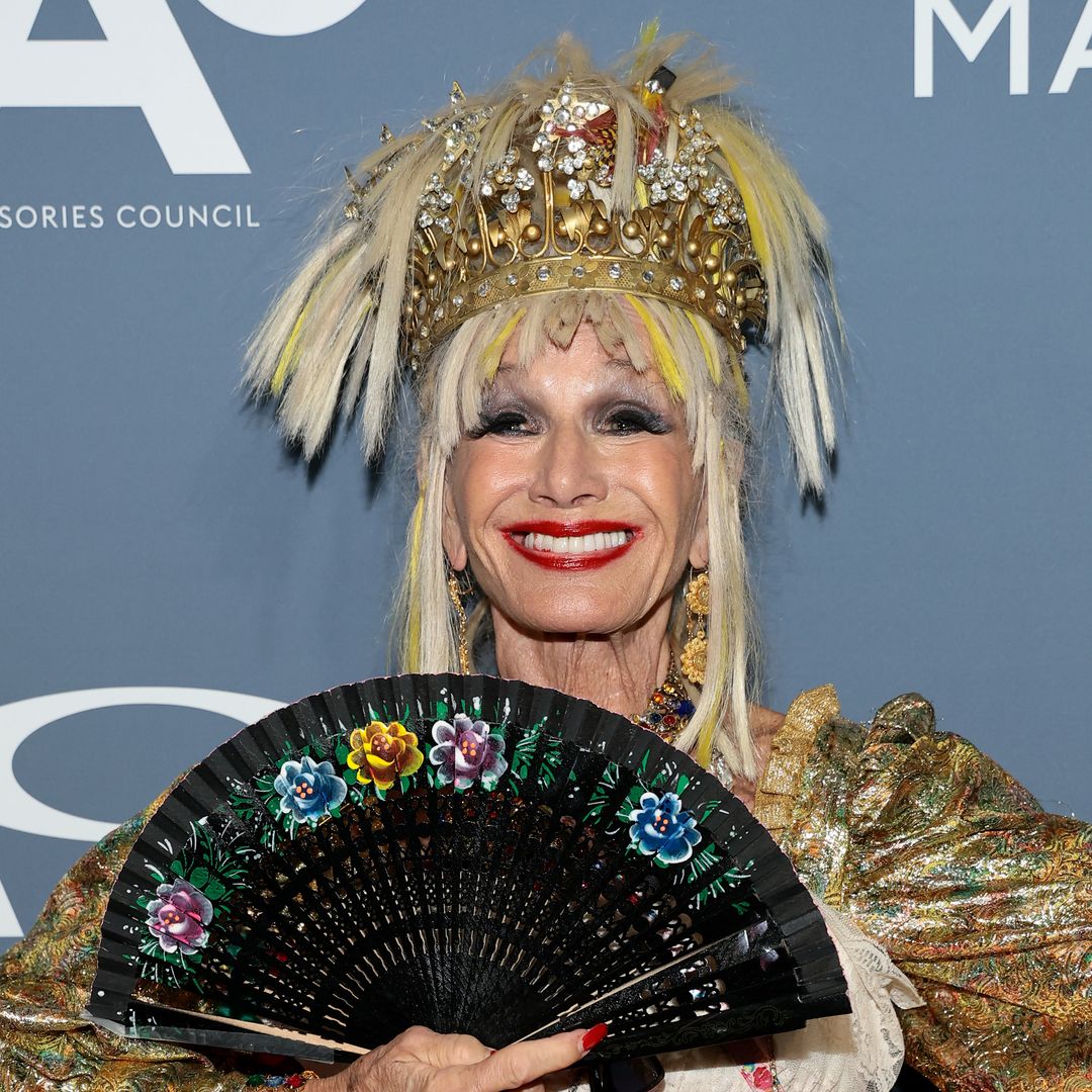 Betsey Johnson delights fans doing the splits on red carpet ahead of major honor