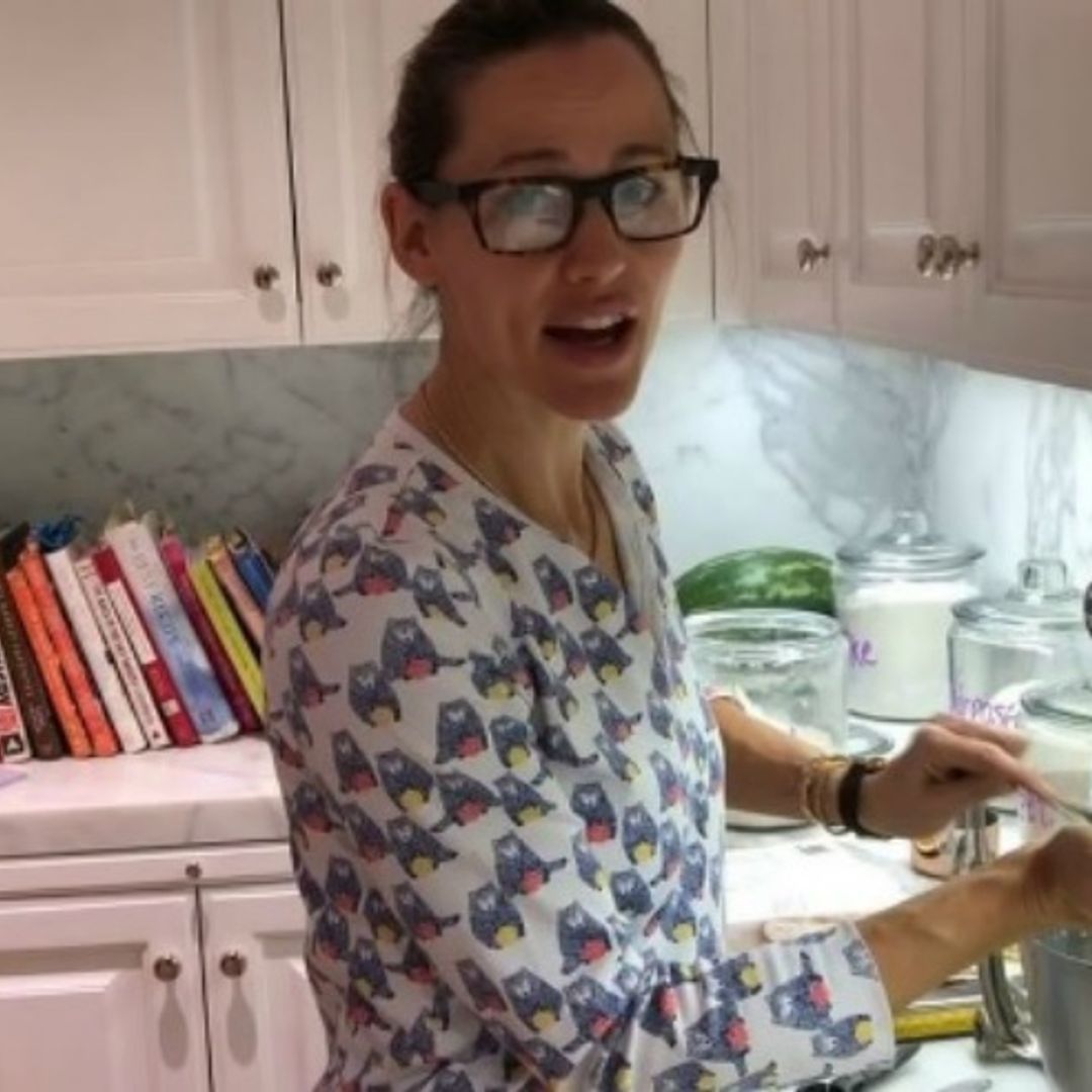 Jennifer Garner showcases culinary skills in 'pretend cooking show'