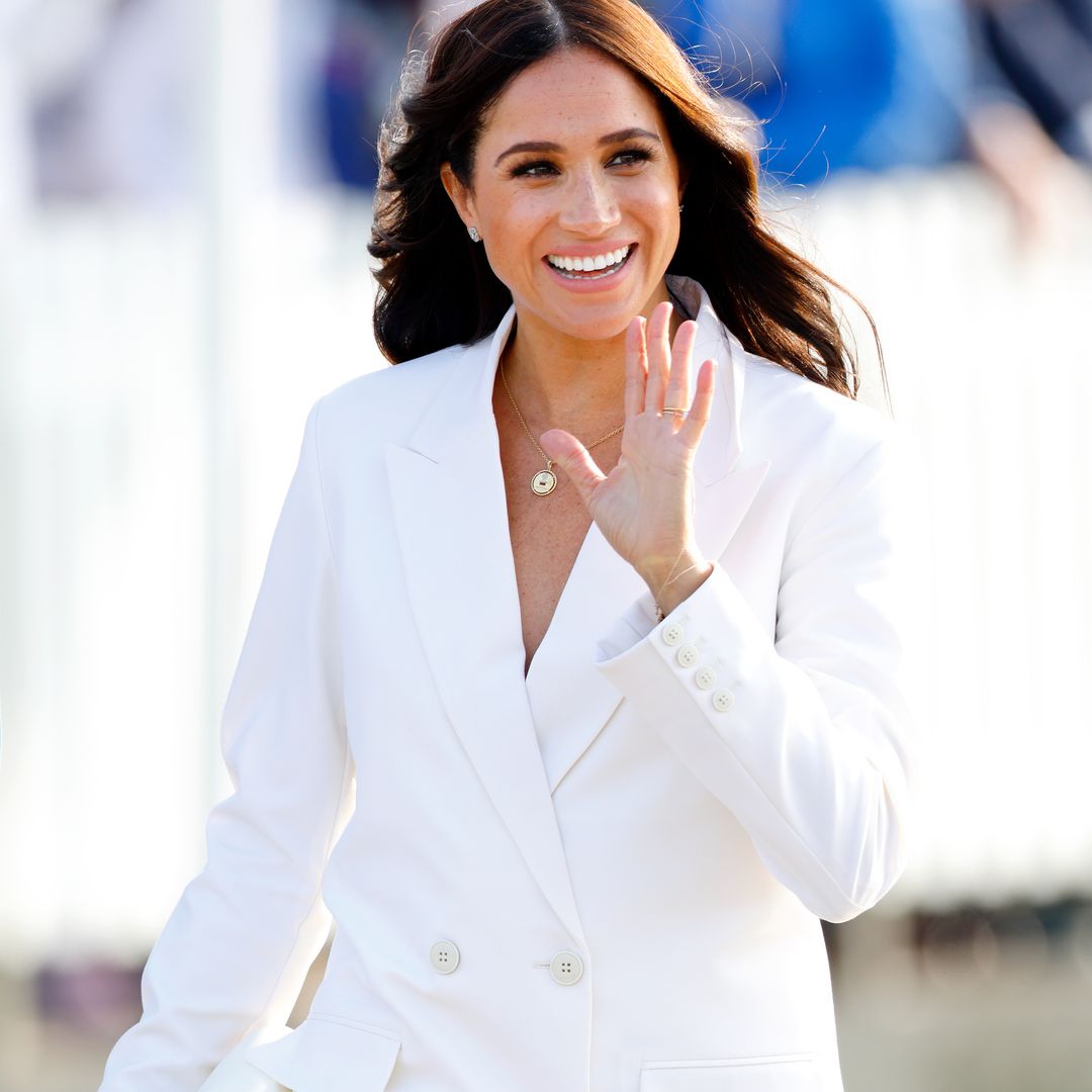  Meghan Markle’s stunning gold friendship bracelet